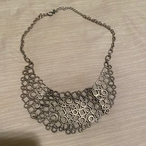 Statement necklace with geometrical design